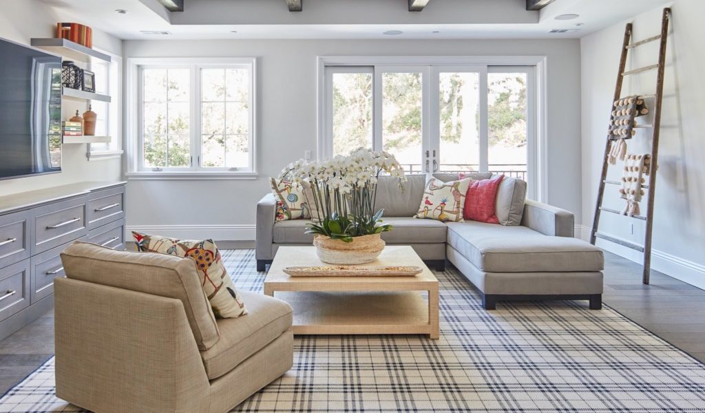 Glencoe rug , Color: Atlantic Navy 1010F/5712F featured in room setting. mage shows family room with Glencoe as floor covering and various pieces of furnishings and decorative items. Image credit to The Beaubelle Group, located in Orinda, CA.