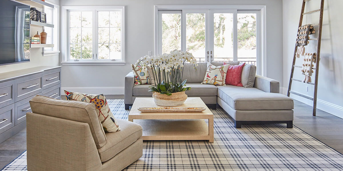 Glencoe rug, Color: Atlantic Navy in room setting with furnishings and decorative items. Glencoe is flatwoven carpet with 2 colors (beige and navy) creating a plaid design. Image credit: The Beaubelle Group, Orinda, CA