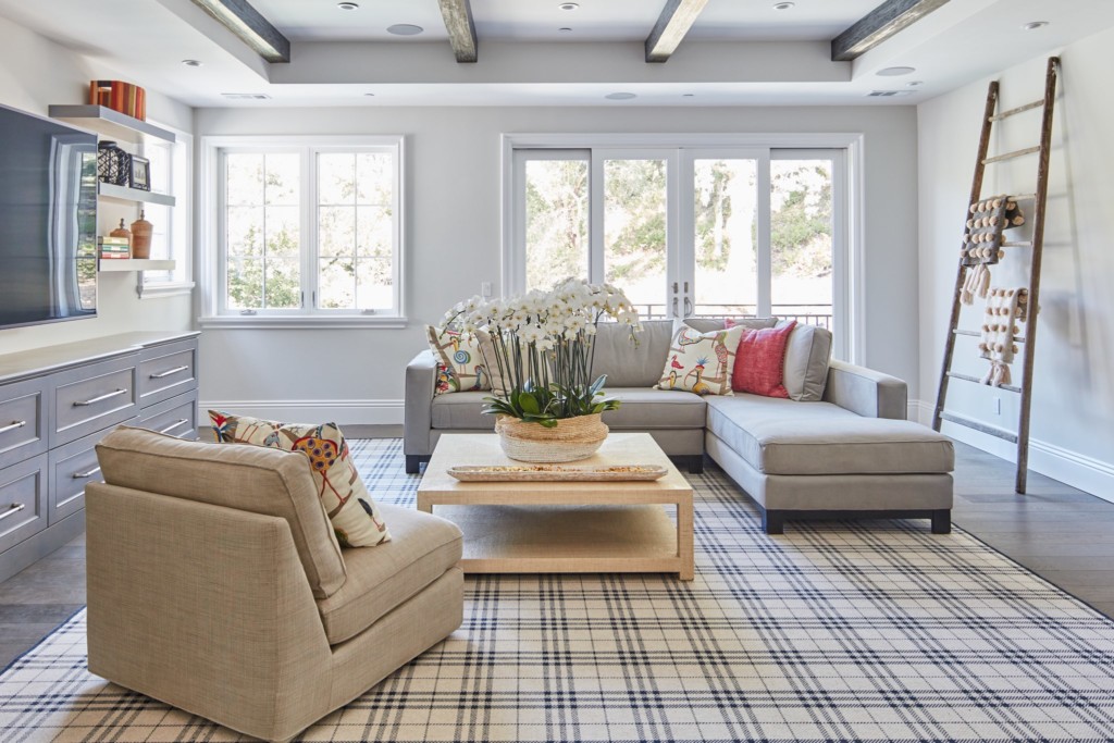 Glencoe rug, Color: Atlantic Navy 1010F/5712F featured in room setting. mage shows family room with Glencoe as floor covering and various pieces of furnishings and decorative items. Image credit to The Beaubelle Group, located in Orinda, CA.